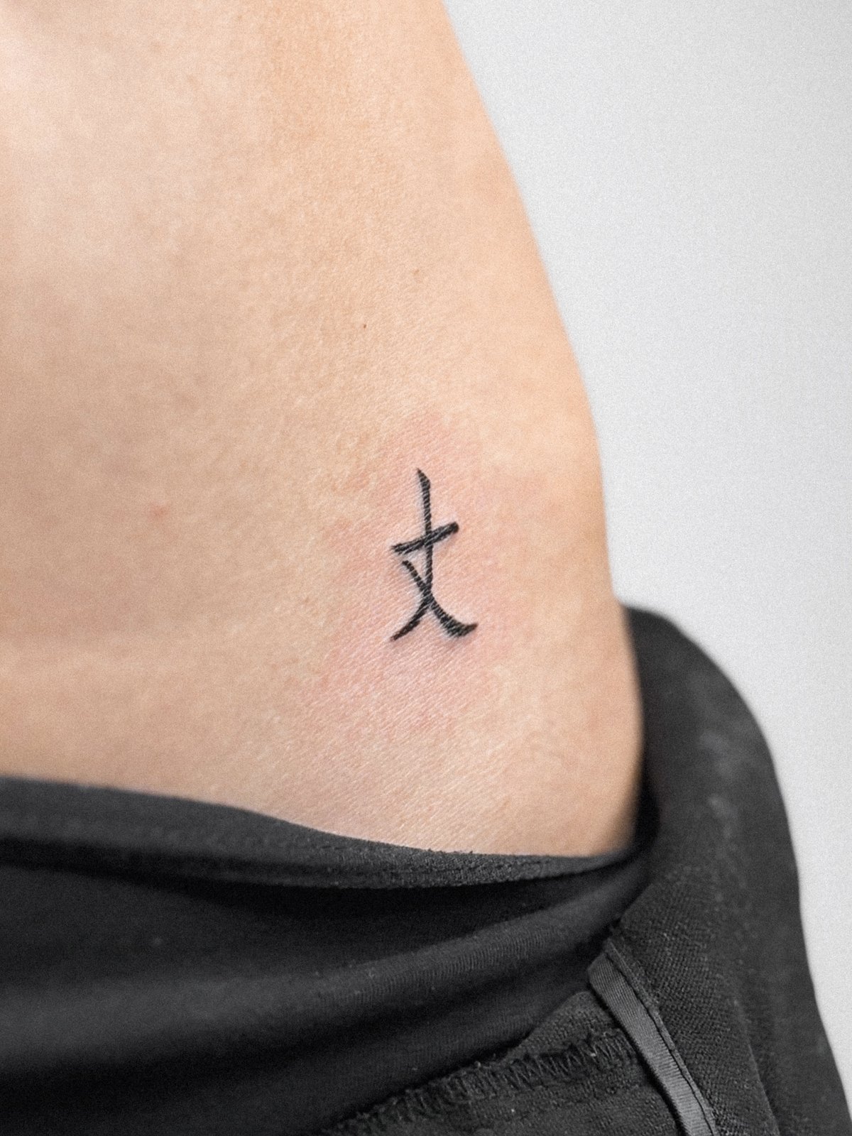 мини-тату символ иероглиф, тонкая линия, Lumiya.ink